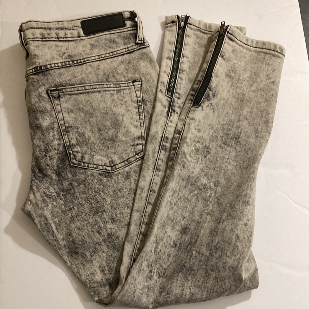 Mango MNG jeans Size 8 slim fit regular waist cropped. Light gray with black.